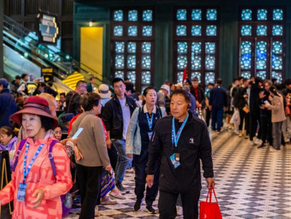  - Bến cảng chật kín khách mua vé tham quan vịnh Hạ Long