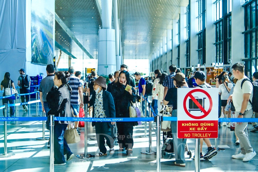 Nhà ga T3 sân bay Tân Sơn Nhất chạm mốc kỷ lục trong ngày cuối kỳ nghỉ lễ - 1
