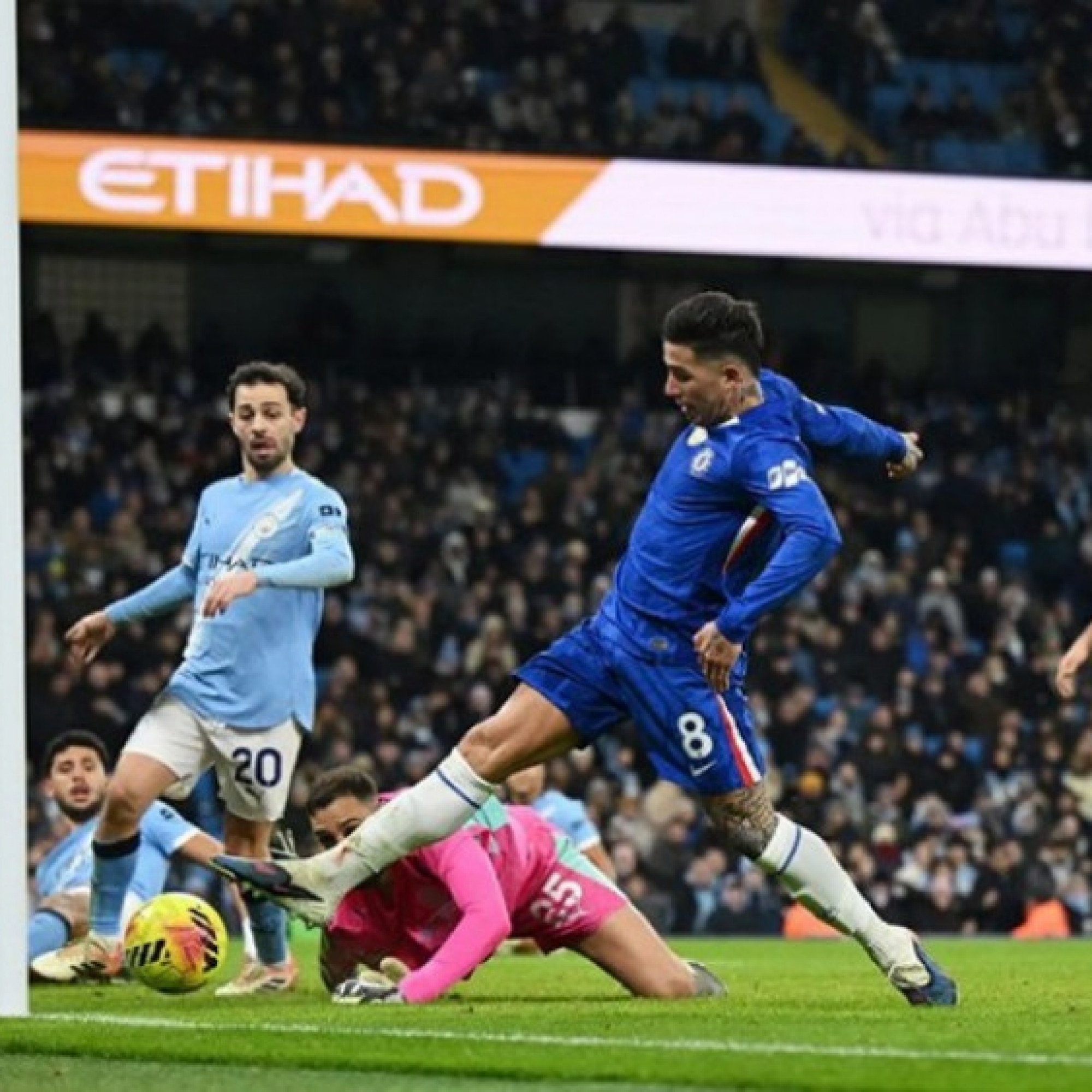  - Nóng bảng xếp hạng Ngoại hạng Anh: Man City bị Chelsea cầm chân, Arsenal "ngư ông đắc lợi"