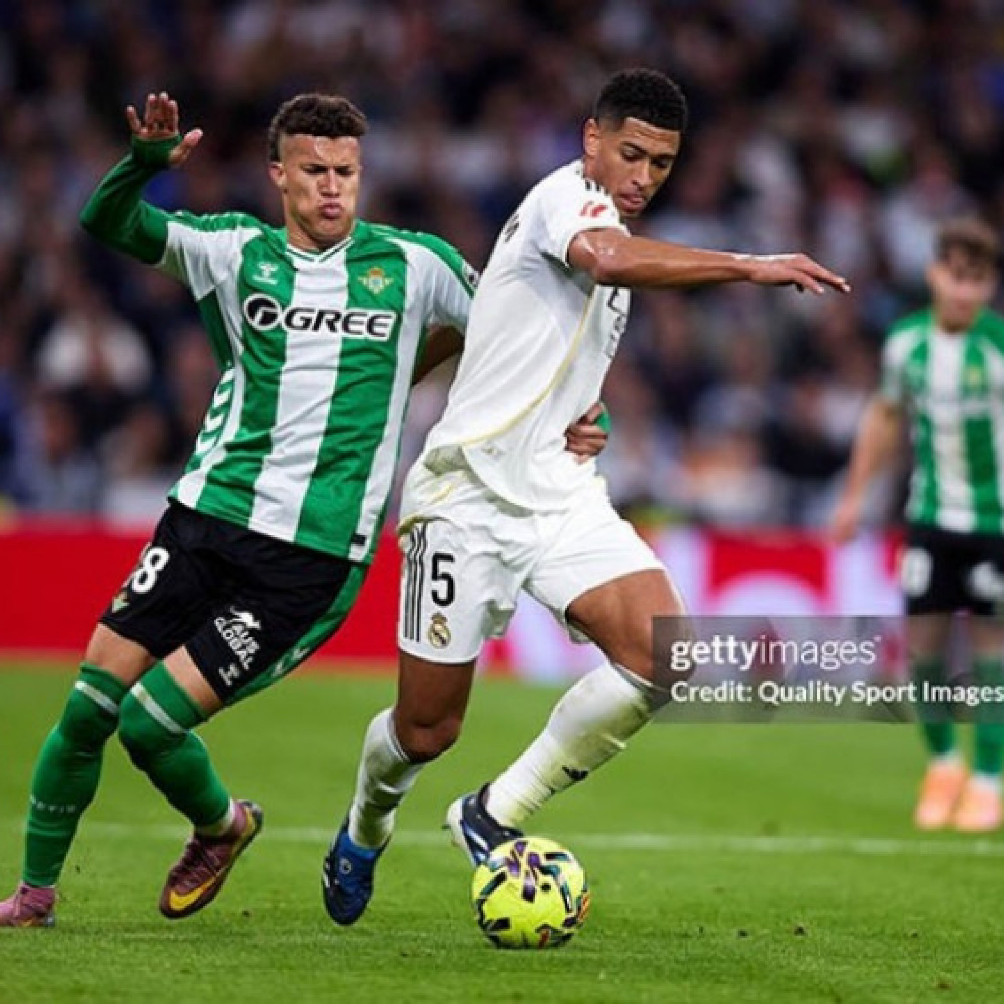  - Nóng bảng xếp hạng La Liga: Real Madrid đại thắng Betis, quyết bám đuổi Barca