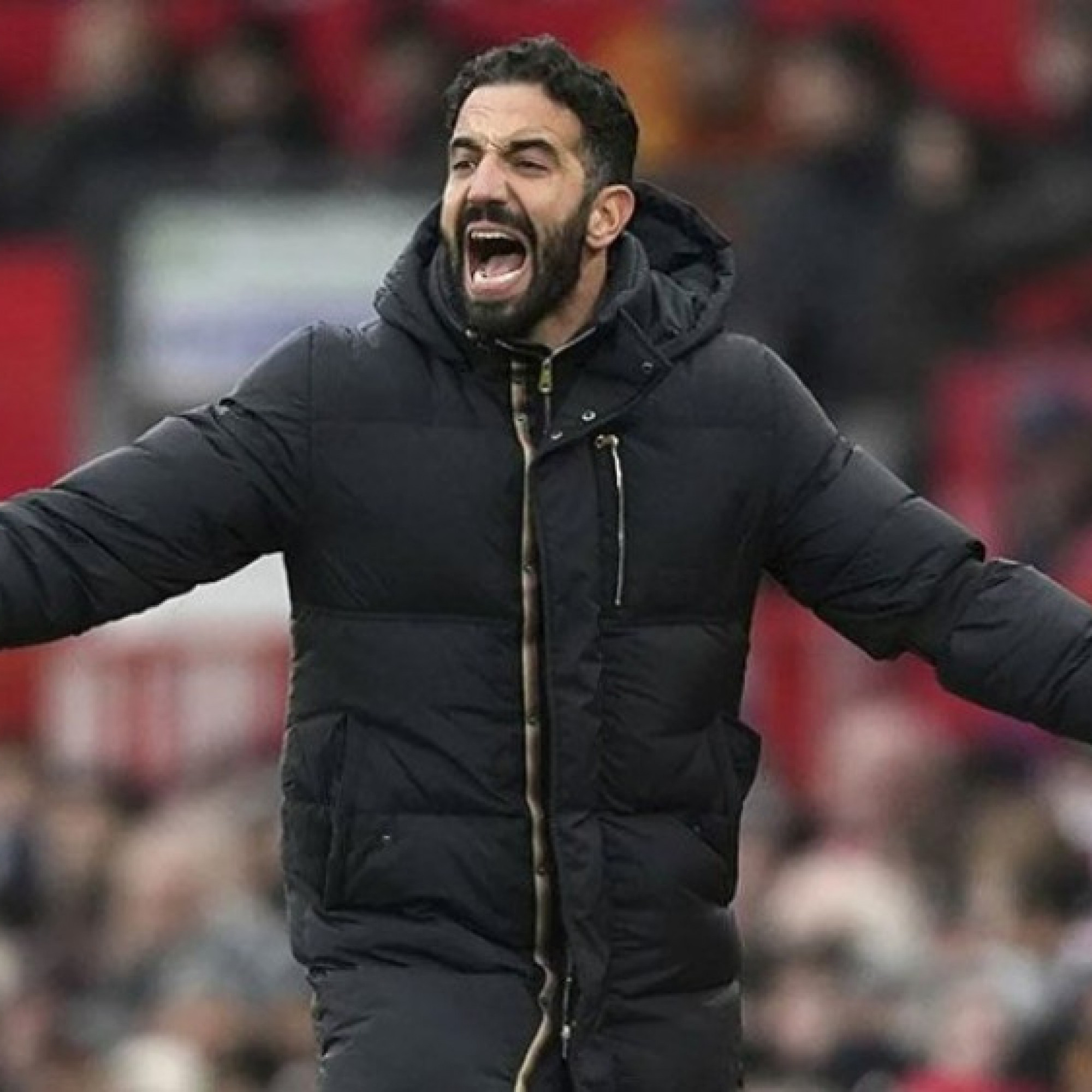  - MU mất bao nhiêu tiền khi sa thải HLV Amorim?