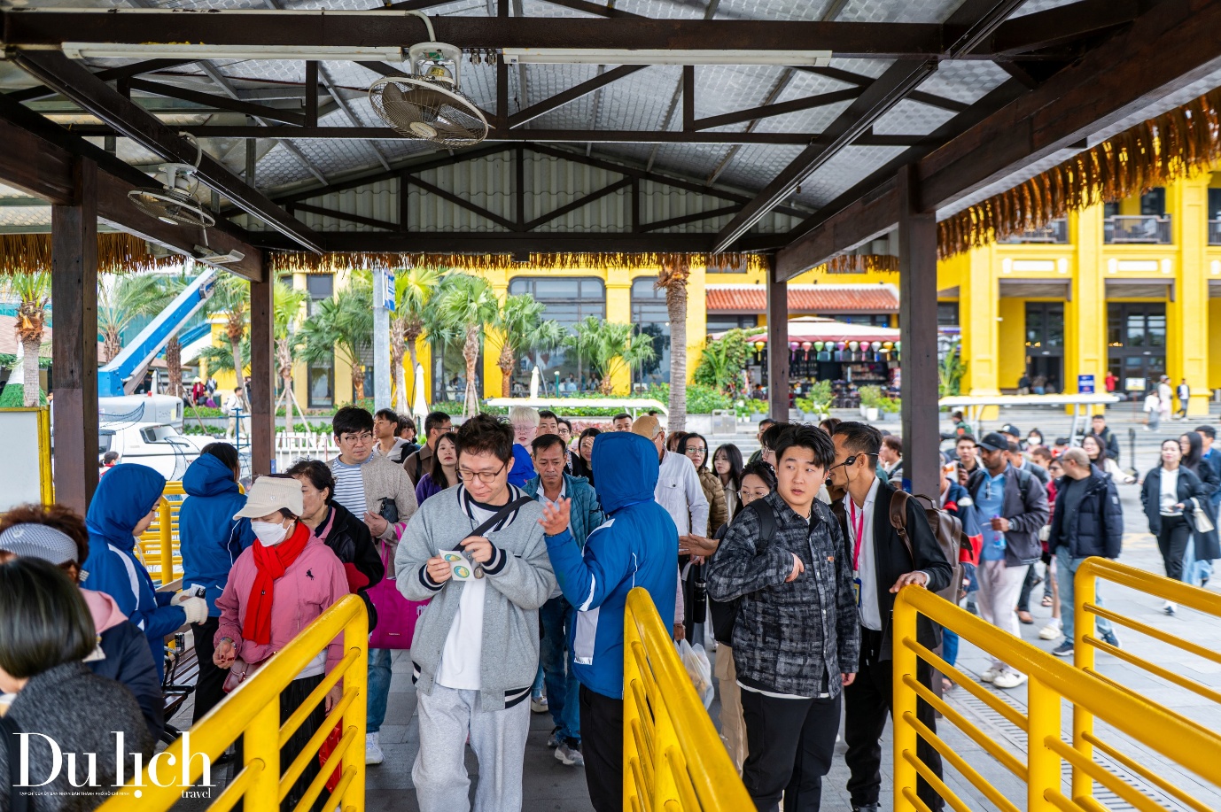 Quảng Ninh đón gần 700.000 lượt khách dịp nghỉ lễ - 1