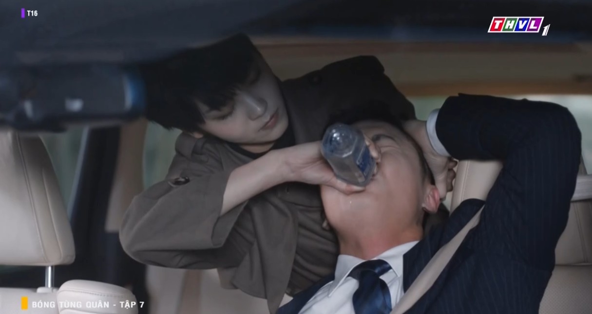 Phim “Bóng tùng quân”: Ngụy Lam bị bắt cóc, chủ tịch Nhuận Thế phải ký giấy chuyển nhượng để cứu con trai - 4