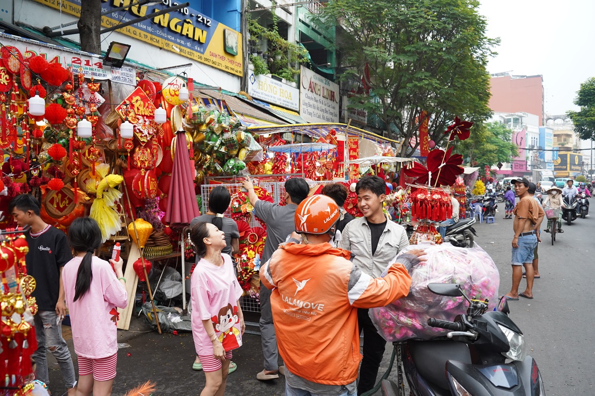 pho hai thuong lan ong ruc ro sac tet binh ngo 2026 - 6