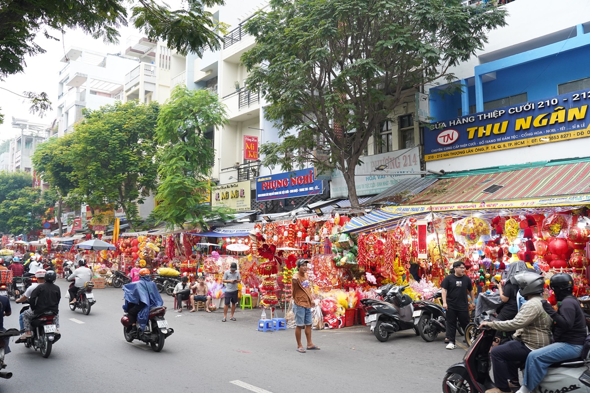 pho hai thuong lan ong ruc ro sac tet binh ngo 2026 - 11
