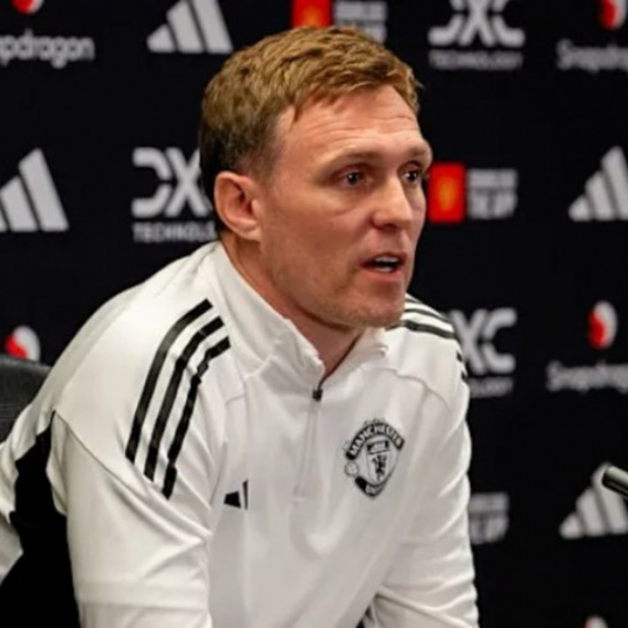  - Fletcher lần đầu họp báo với tư cách HLV của MU: Báo tin vui về Fernandes - Mount