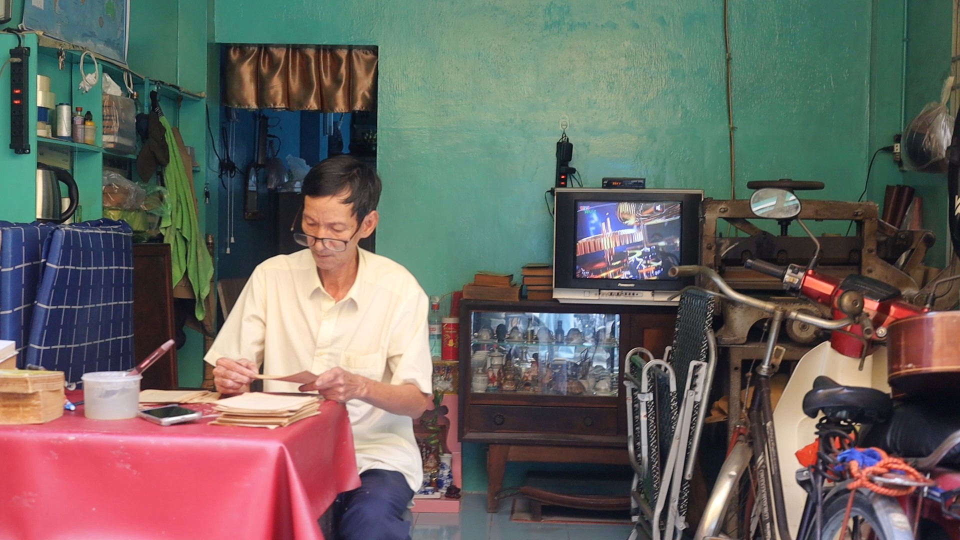 Hai thế hệ và một niềm đam mê “chữa lành” cho sách - 1