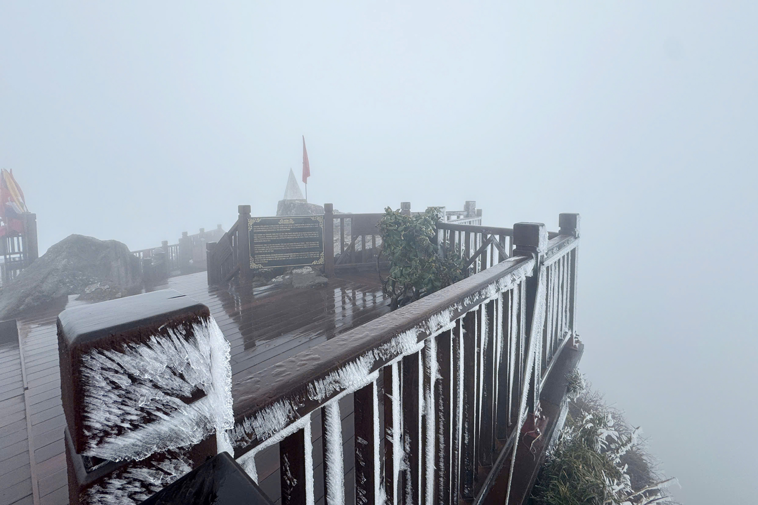 Băng giá trên đỉnh Fansipan - 6