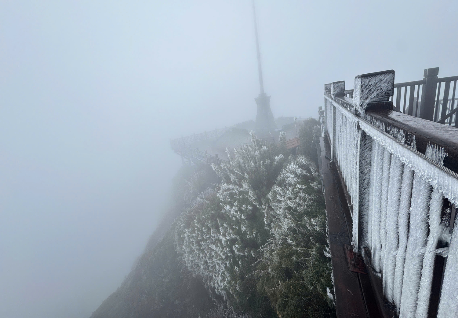 Băng giá trên đỉnh Fansipan - 7