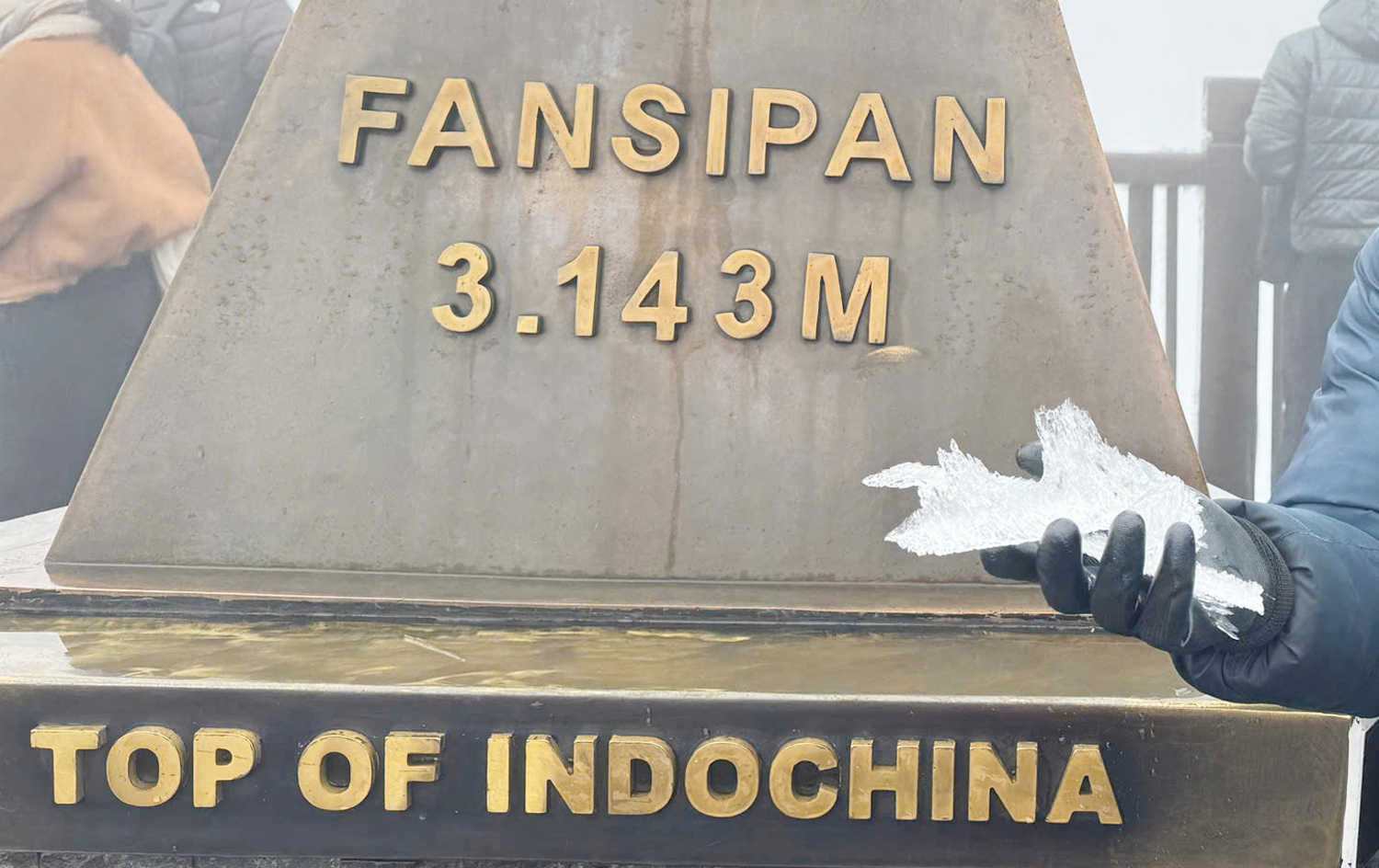 Băng giá trên đỉnh Fansipan - 11