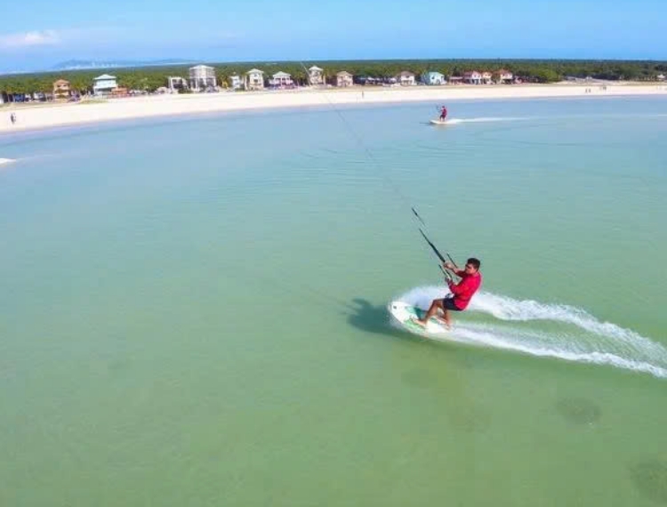 Du lịch biển - Mấy trăm người cùng đua lướt ván diều ở Khánh Hòa