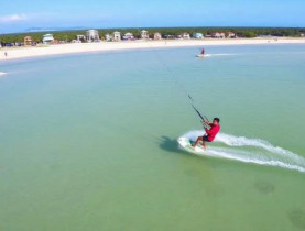  - Mấy trăm người cùng đua lướt ván diều ở Khánh Hòa