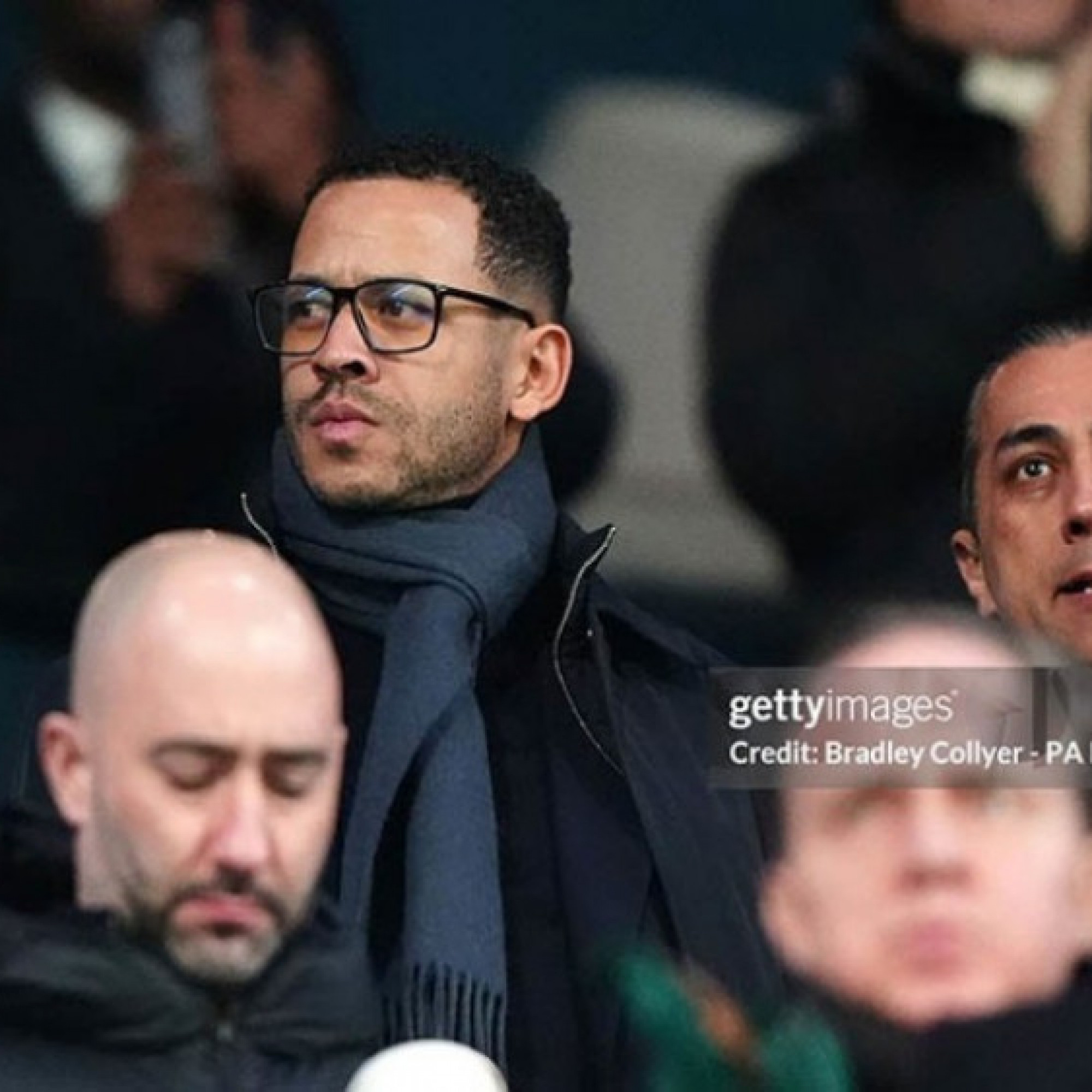  - "Tướng" mới Rosenior chứng kiến Chelsea bại trận, phản ứng ra sao trên khán đài?