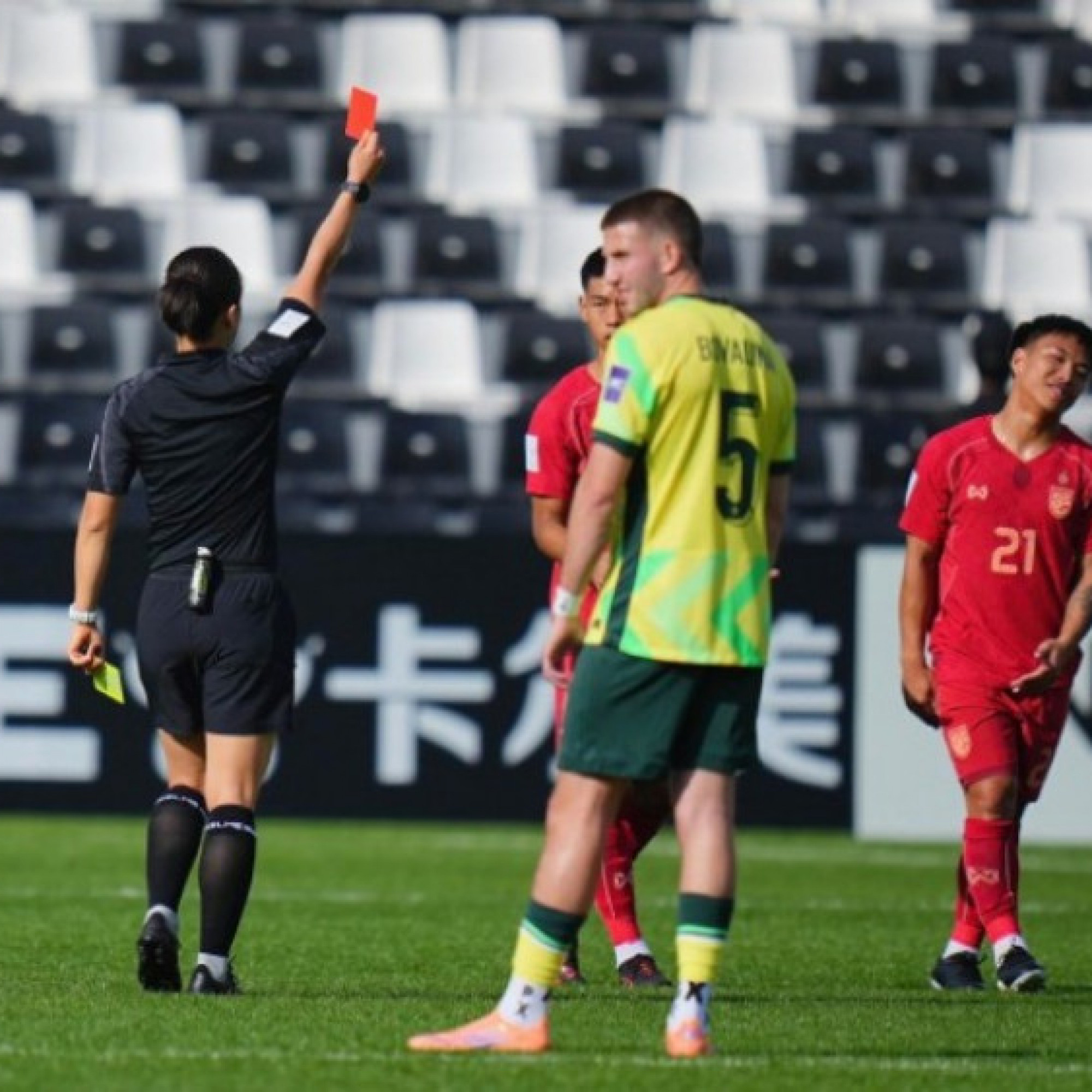  - Choáng váng U23 Thái Lan: Ghi bàn & nhận thẻ đỏ trong 5 phút khi đấu U23 Australia