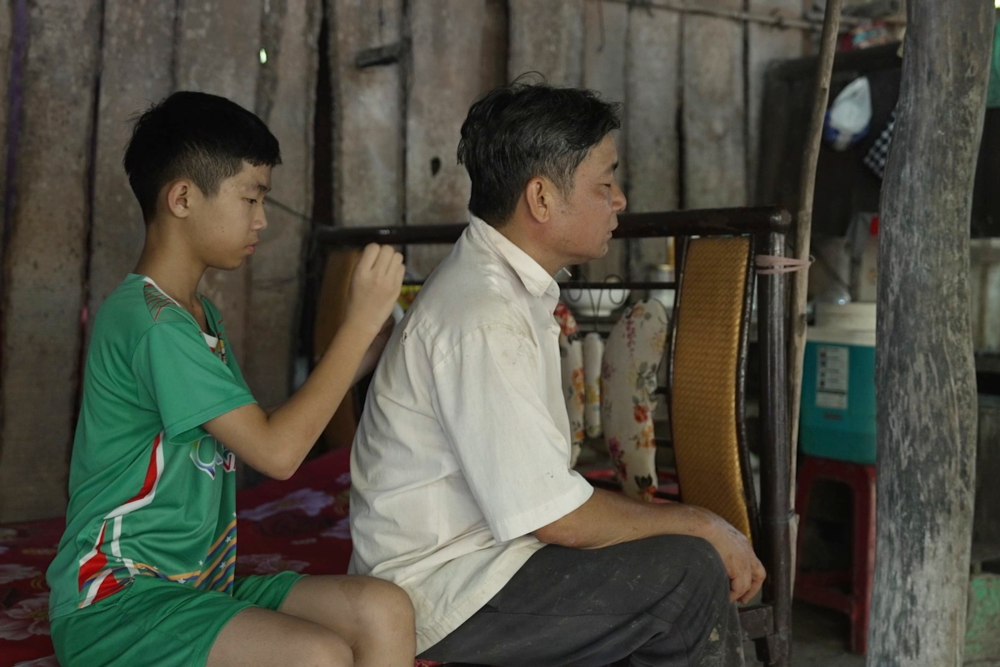 Á hậu Phương Anh rơi nước mắt, MC Vũ Mạnh Cường và diễn viên Bạch Công Khanh nghẹn lòng trước hoàn cảnh em nhỏ khó khăn - 3