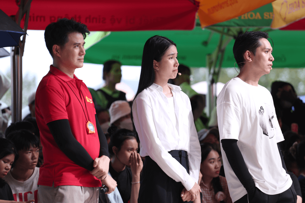 Á hậu Phương Anh rơi nước mắt, MC Vũ Mạnh Cường và diễn viên Bạch Công Khanh nghẹn lòng trước hoàn cảnh em nhỏ khó khăn - 4