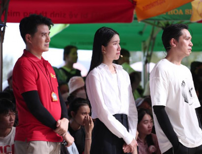 Á hậu Phương Anh rơi nước mắt, MC Vũ Mạnh Cường và diễn viên Bạch Công Khanh nghẹn lòng trước hoàn cảnh em nhỏ khó khăn