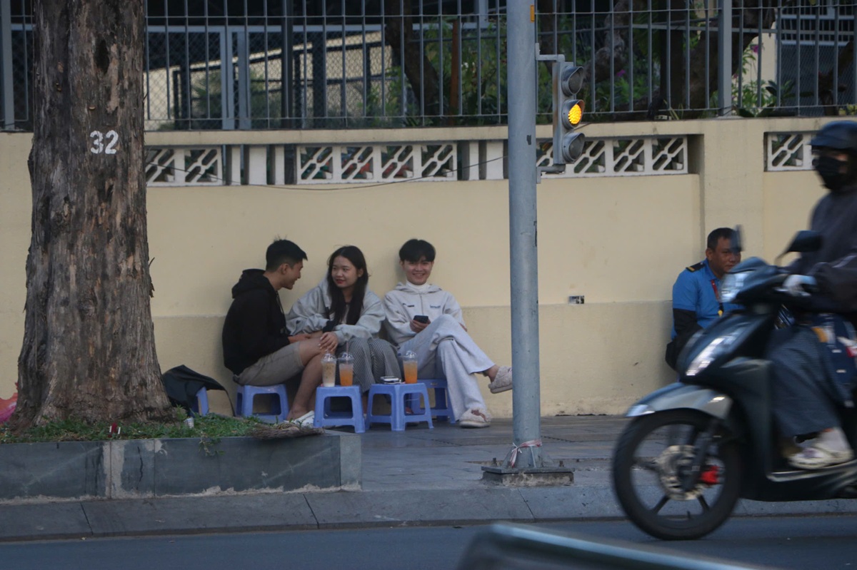 Sài Gòn se lạnh hiếm hoi, người dân thích thú khoác áo xuống phố - 5