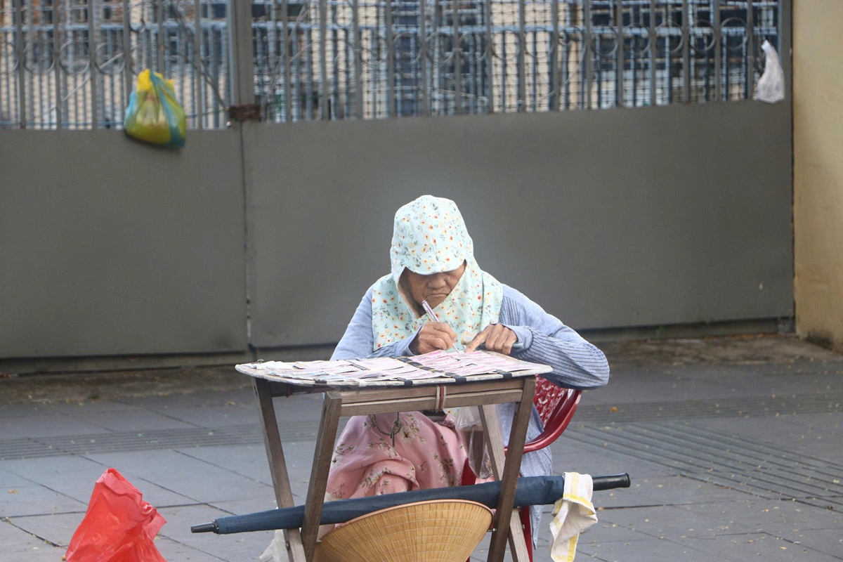 Sài Gòn se lạnh hiếm hoi, người dân thích thú khoác áo xuống phố - 9