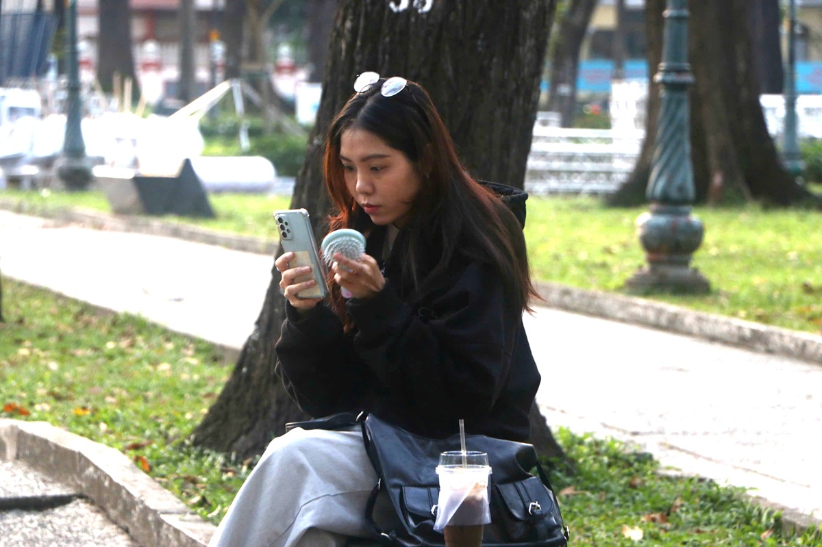 Sài Gòn se lạnh hiếm hoi, người dân thích thú khoác áo xuống phố - 10