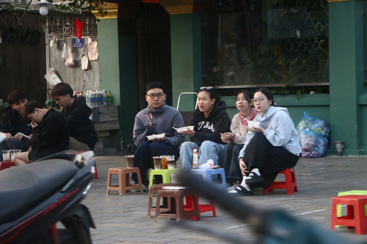 Sài Gòn se lạnh hiếm hoi, người dân thích thú khoác áo xuống phố - 1