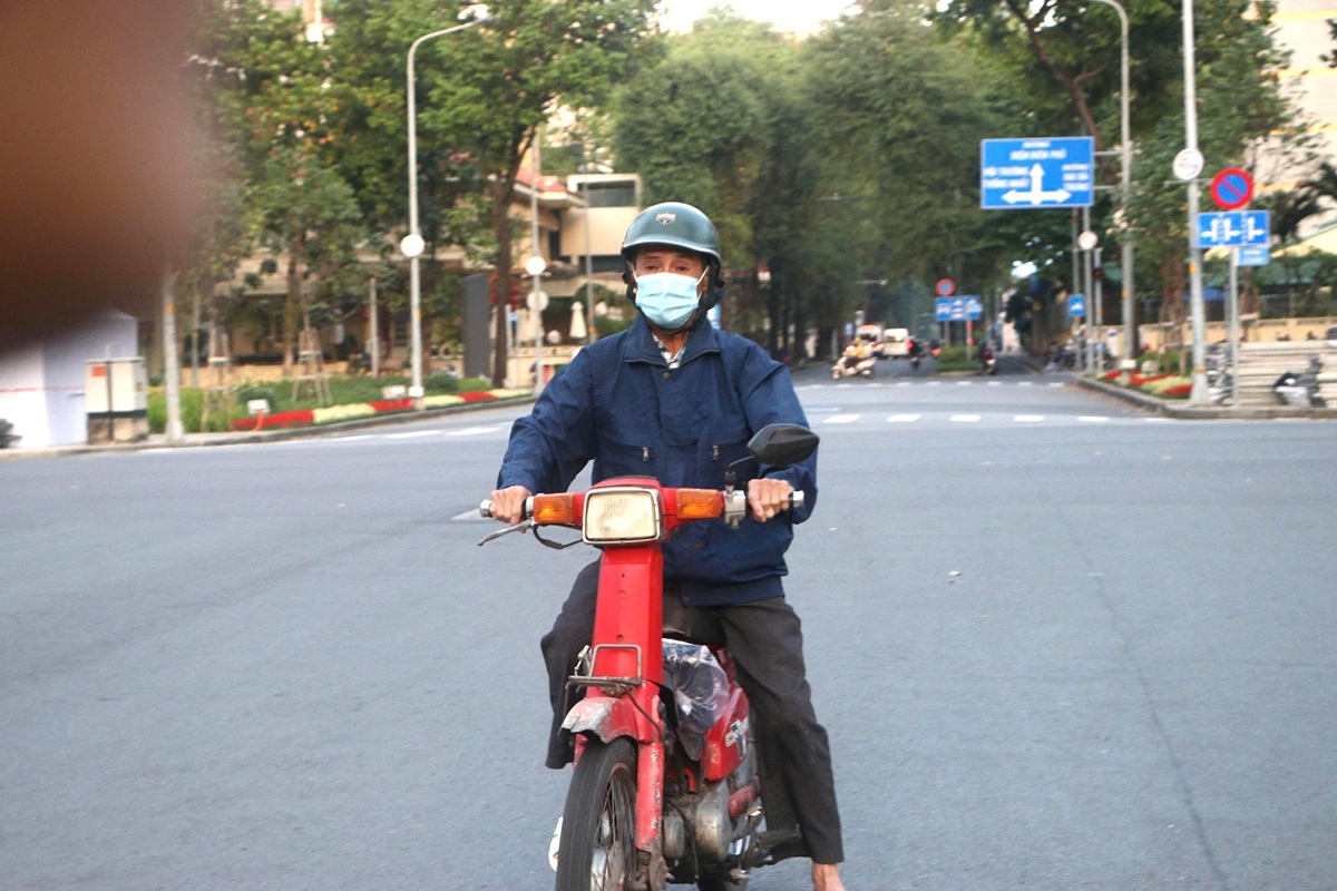 Sài Gòn se lạnh hiếm hoi, người dân thích thú khoác áo xuống phố - 8