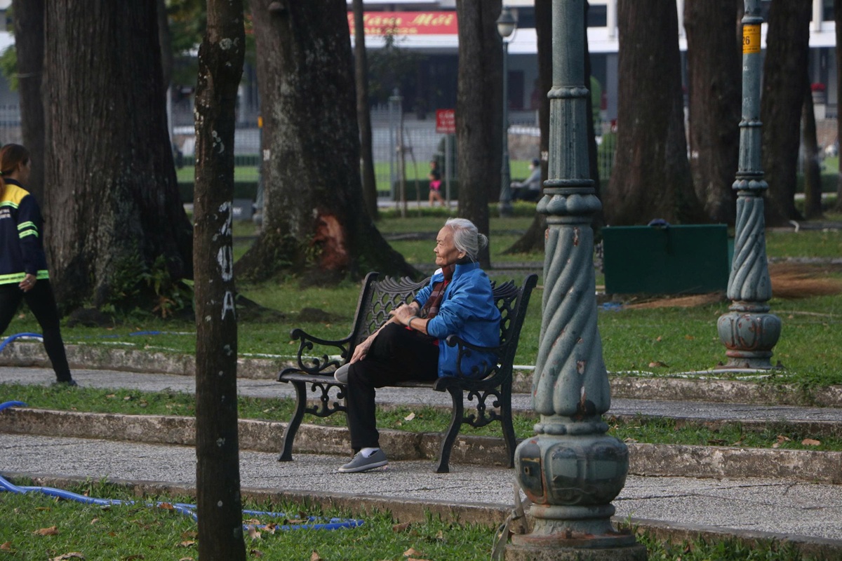 Sài Gòn se lạnh hiếm hoi, người dân thích thú khoác áo xuống phố - 4