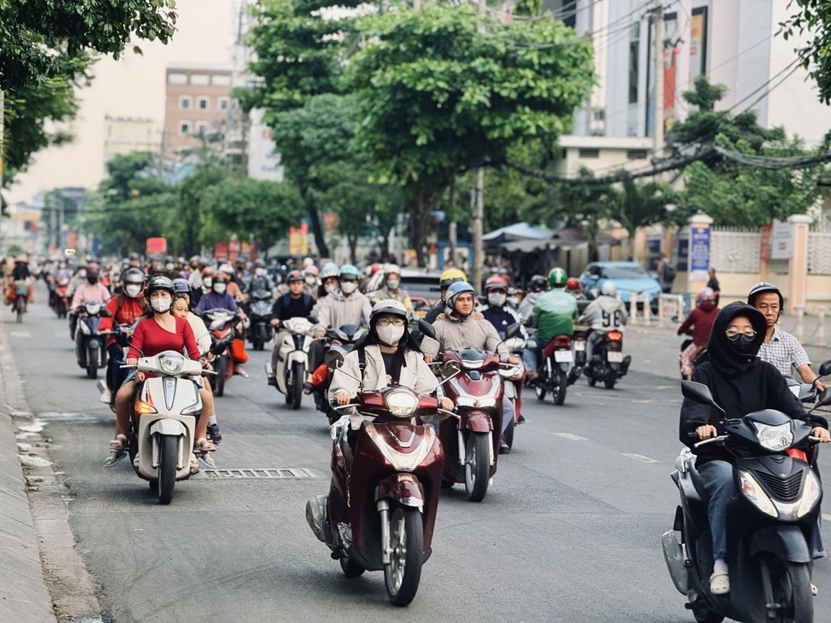 Sài Gòn se lạnh hiếm hoi, người dân thích thú khoác áo xuống phố - 2