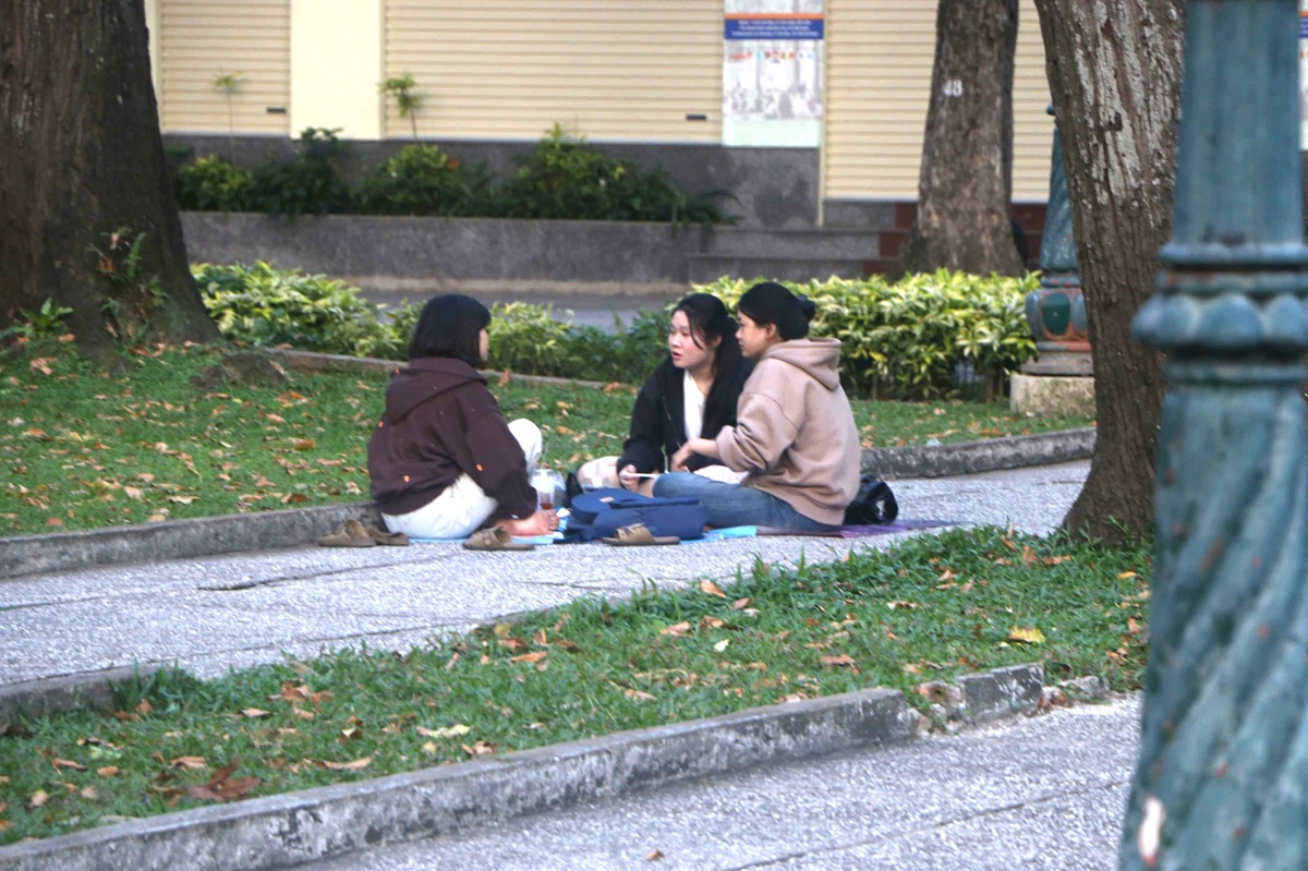 Sài Gòn se lạnh hiếm hoi, người dân thích thú khoác áo xuống phố - 6