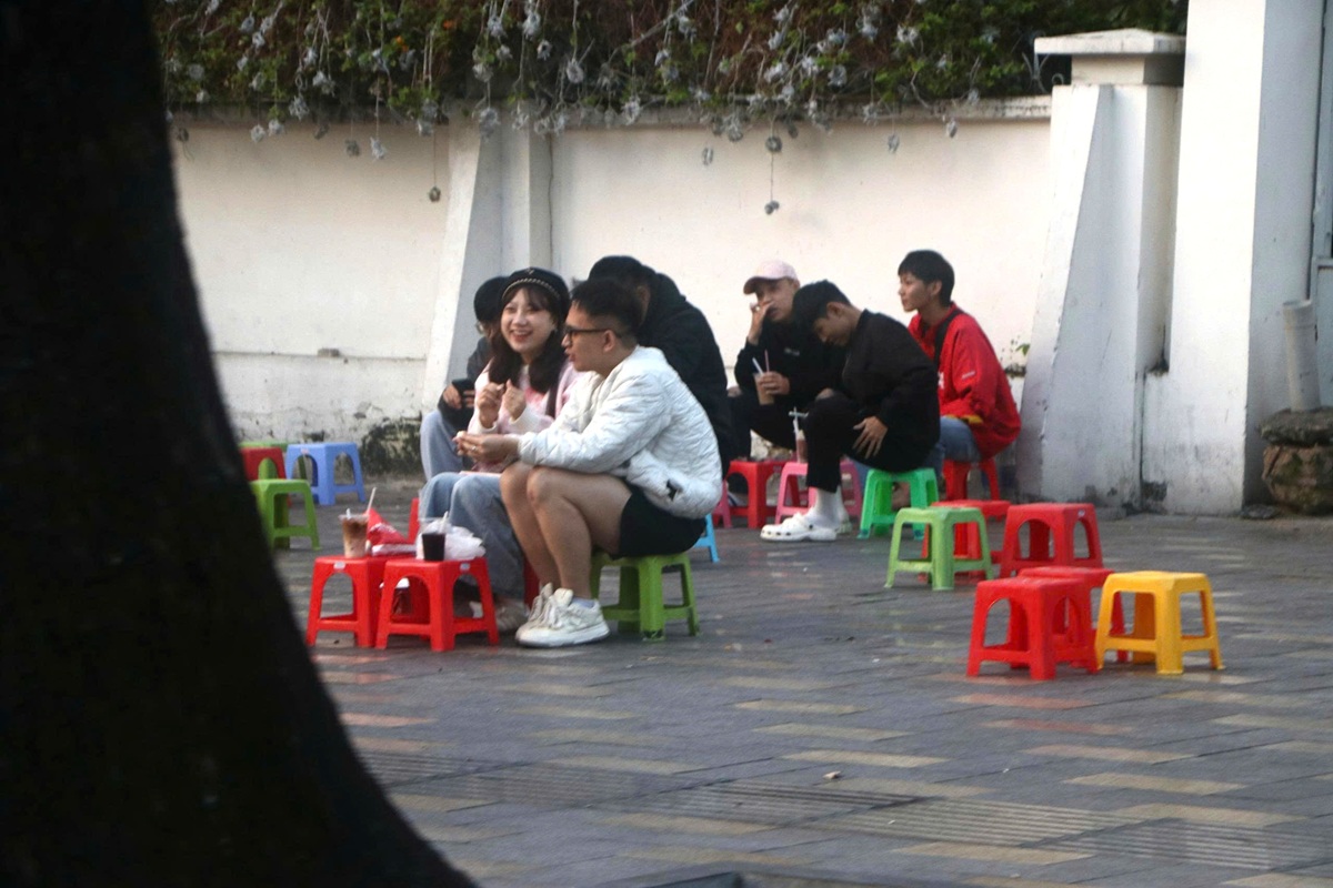 Sài Gòn se lạnh hiếm hoi, người dân thích thú khoác áo xuống phố - 7