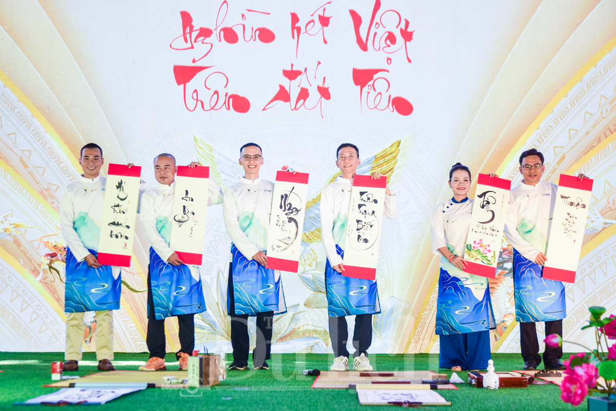 Trẩy hội ‘Nghìn nét Việt’ cùng hơn ngàn thư pháp gia quần tụ, múa bút vẽ chữ chúc mừng Xuân mới - 7
