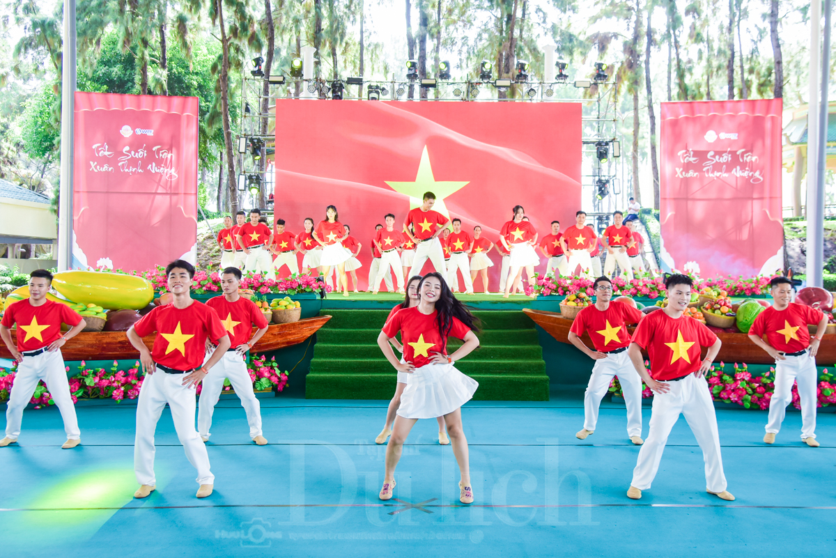 Trẩy hội ‘Nghìn nét Việt’ cùng hơn ngàn thư pháp gia quần tụ, múa bút vẽ chữ chúc mừng Xuân mới - 2