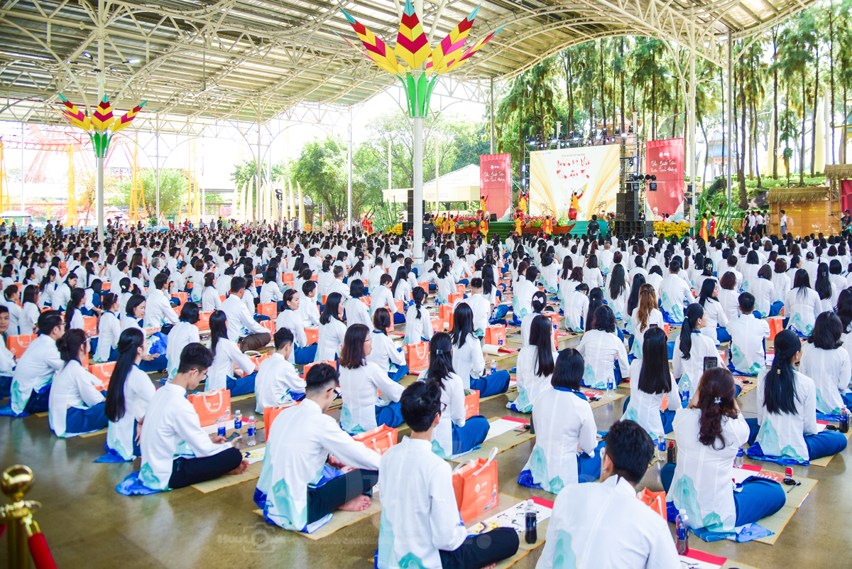 Trẩy hội ‘Nghìn nét Việt’ cùng hơn ngàn thư pháp gia quần tụ, múa bút vẽ chữ chúc mừng Xuân mới - 9