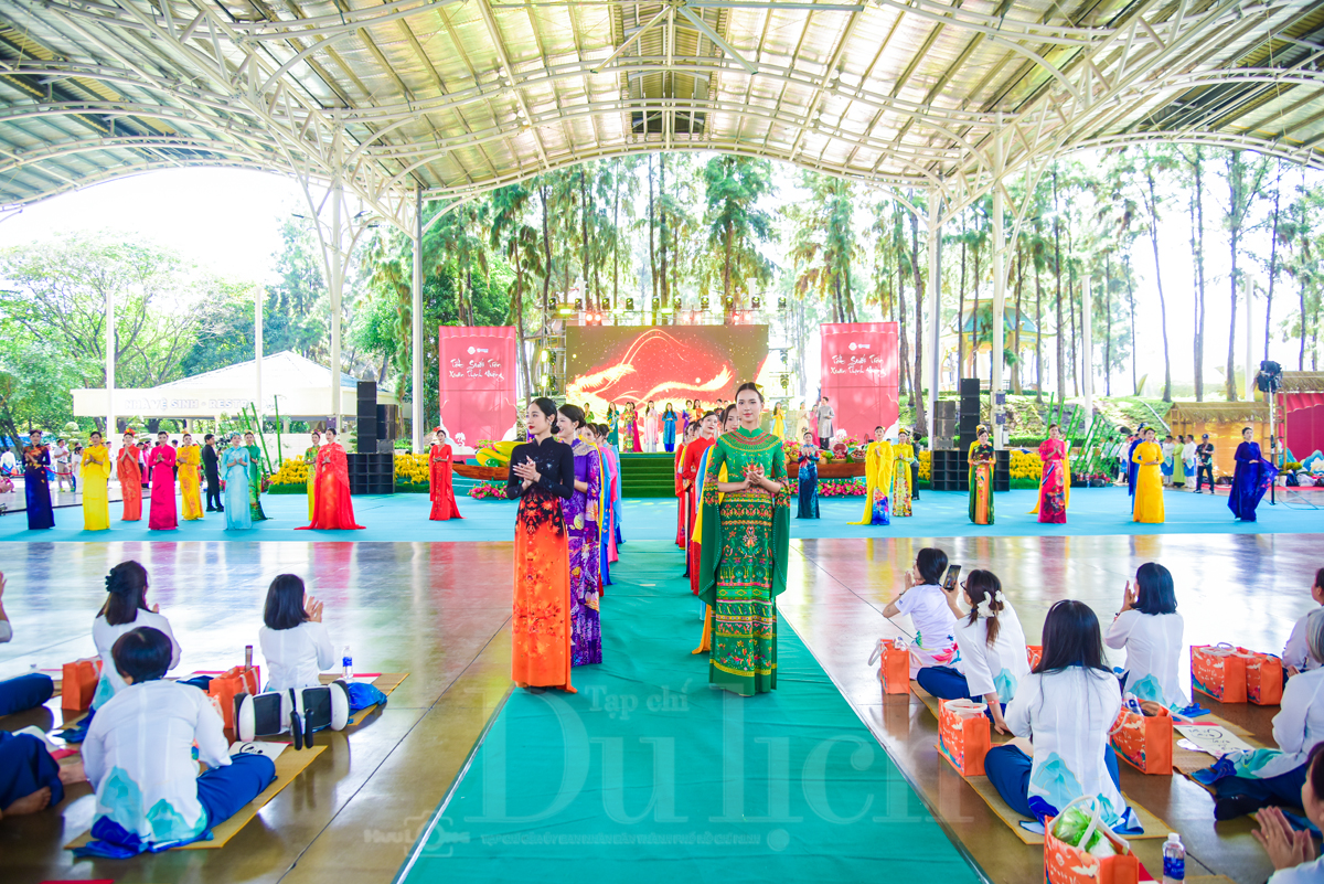 Trẩy hội ‘Nghìn nét Việt’ cùng hơn ngàn thư pháp gia quần tụ, múa bút vẽ chữ chúc mừng Xuân mới - 14