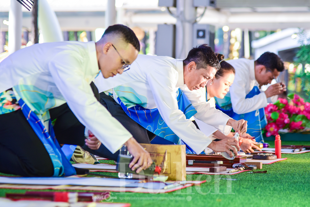 Trẩy hội ‘Nghìn nét Việt’ cùng hơn ngàn thư pháp gia quần tụ, múa bút vẽ chữ chúc mừng Xuân mới - 10