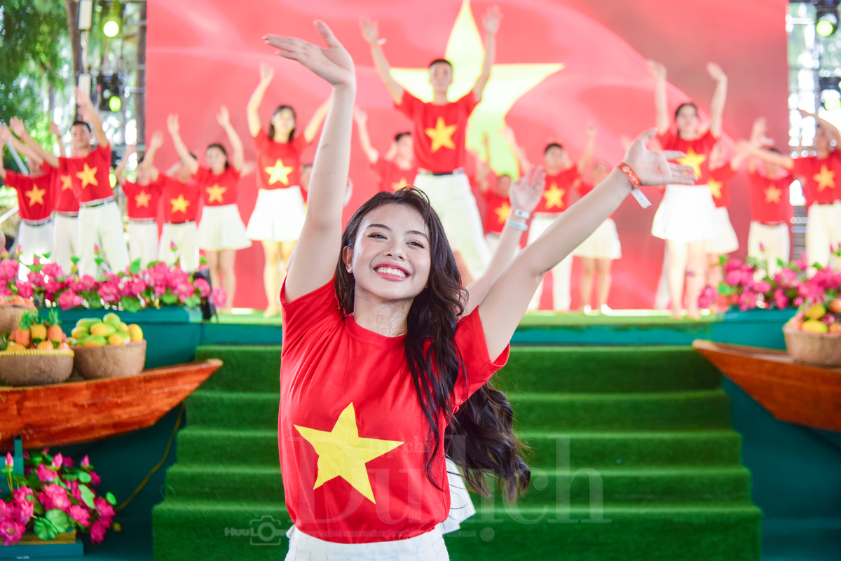 Trẩy hội ‘Nghìn nét Việt’ cùng hơn ngàn thư pháp gia quần tụ, múa bút vẽ chữ chúc mừng Xuân mới - 3