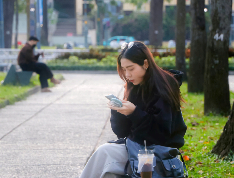 Sài Gòn se lạnh hiếm hoi, người dân thích thú khoác áo xuống phố