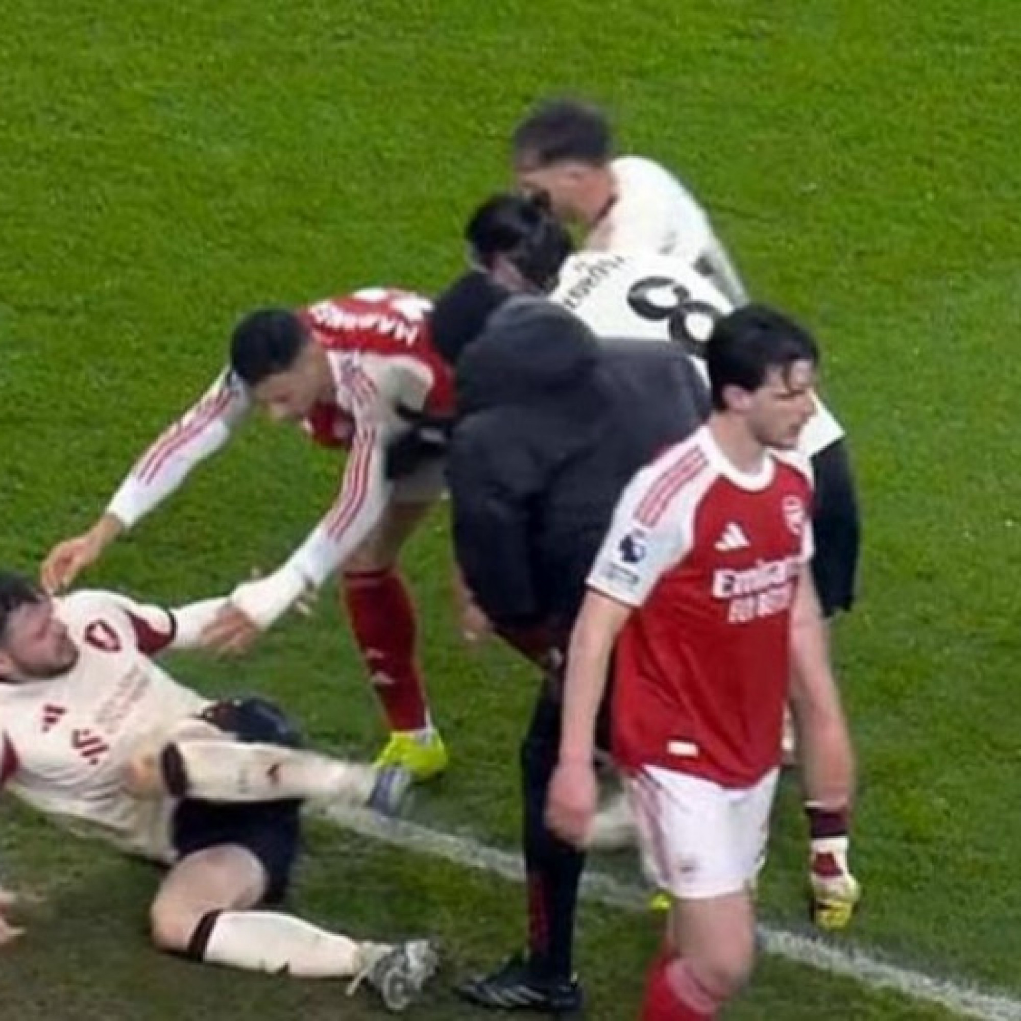  - Arsenal bị Liverpool cầm hòa, Martinelli hành động xấu xí với Bradley bị chấn thương