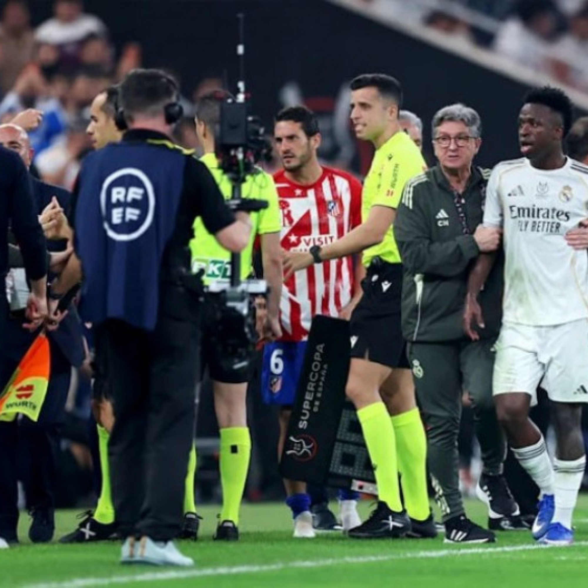  - HLV Simeone cảnh báo Vinicius sẽ bị "bố già" Perez đuổi khỏi Real Madrid