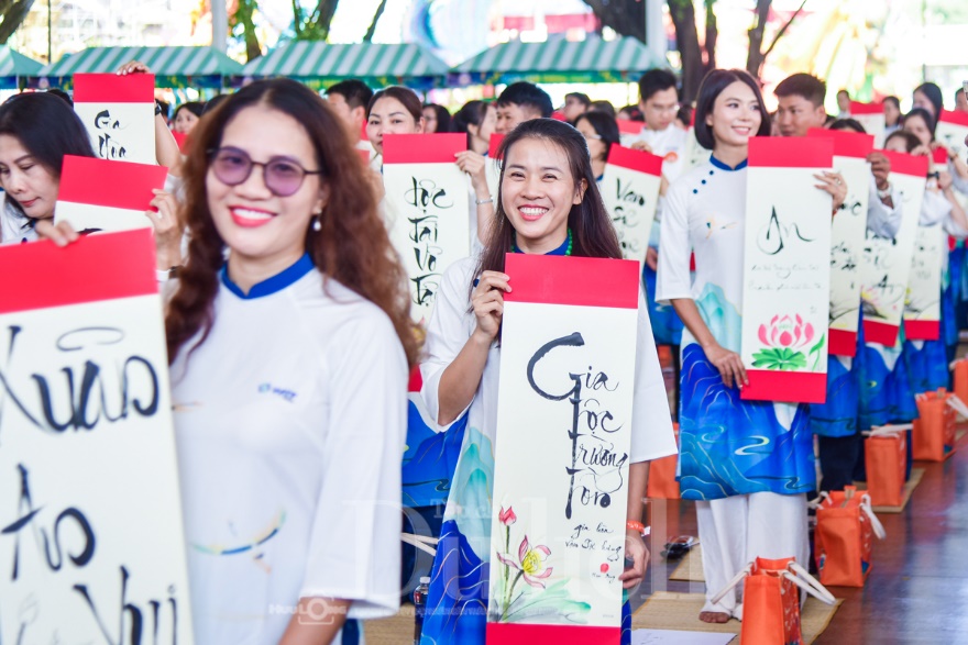 Trẩy hội ‘Nghìn nét Việt’ cùng hơn ngàn thư pháp gia quần tụ, múa bút vẽ chữ chúc mừng Xuân mới - 8