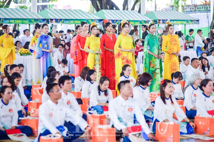 Trẩy hội ‘Nghìn nét Việt’ cùng hơn ngàn thư pháp gia quần tụ, múa bút vẽ chữ chúc mừng Xuân mới - 15