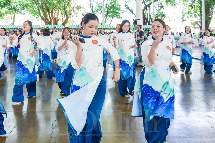 Trẩy hội ‘Nghìn nét Việt’ cùng hơn ngàn thư pháp gia quần tụ, múa bút vẽ chữ chúc mừng Xuân mới - 16