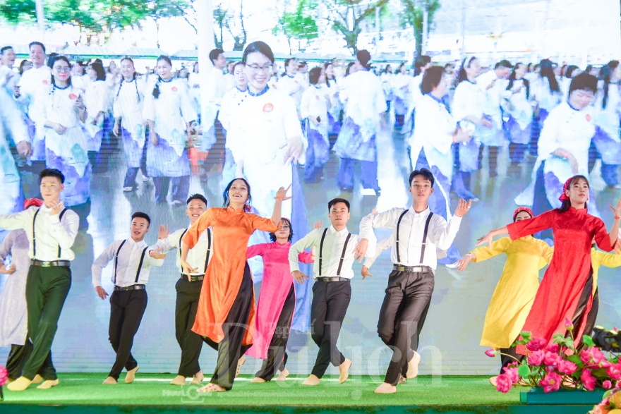 Trẩy hội ‘Nghìn nét Việt’ cùng hơn ngàn thư pháp gia quần tụ, múa bút vẽ chữ chúc mừng Xuân mới - 18