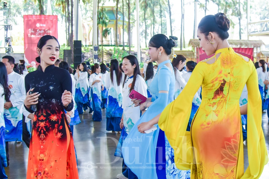 Trẩy hội ‘Nghìn nét Việt’ cùng hơn ngàn thư pháp gia quần tụ, múa bút vẽ chữ chúc mừng Xuân mới - 17