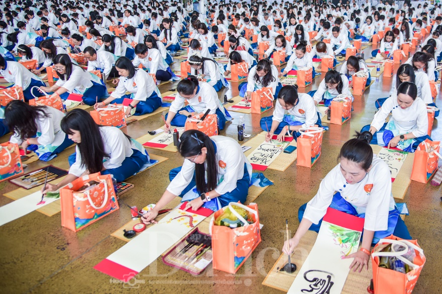 Trẩy hội ‘Nghìn nét Việt’ cùng hơn ngàn thư pháp gia quần tụ, múa bút vẽ chữ chúc mừng Xuân mới - 5