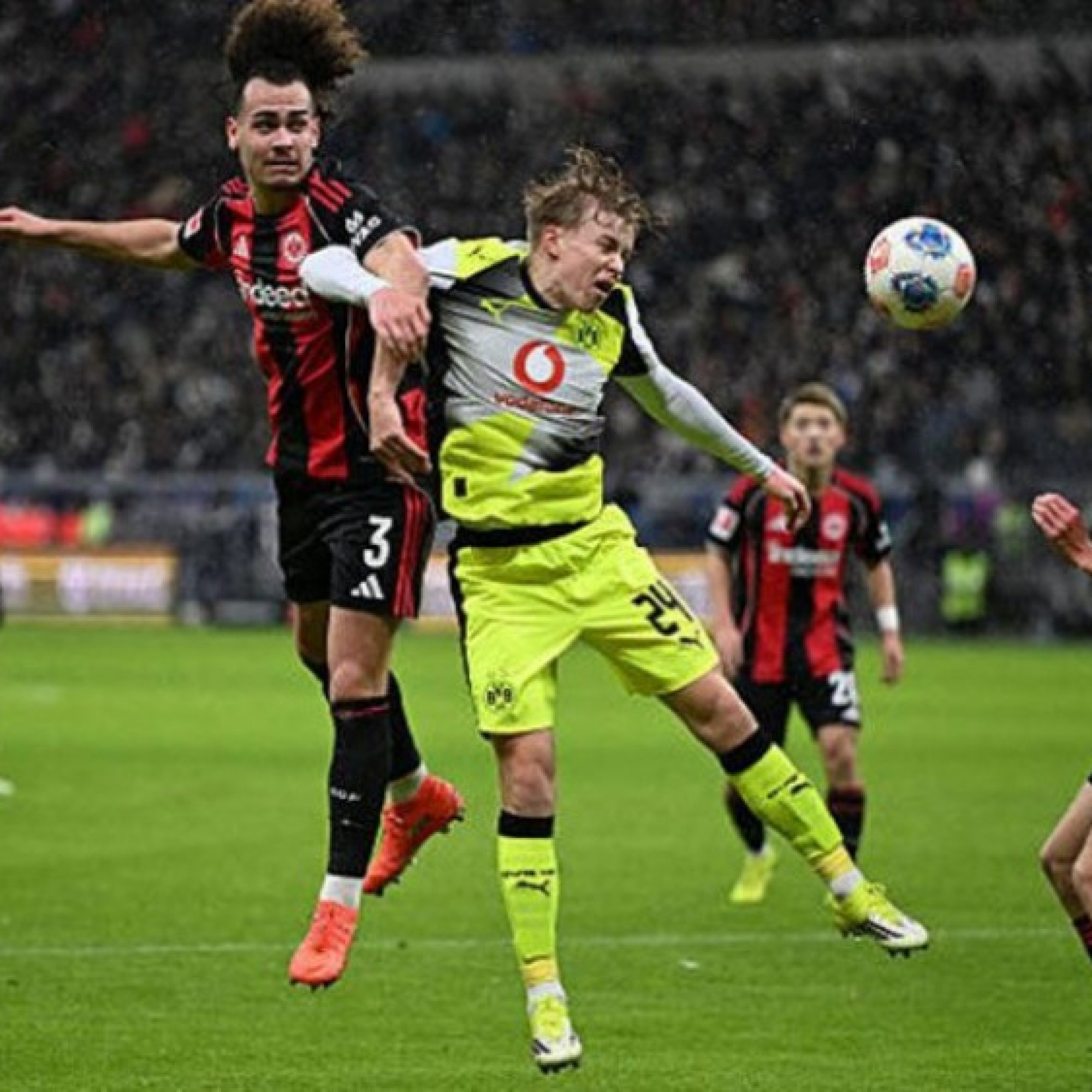  - Video bóng đá Frankfurt - Dortmund: "Mưa" bàn thắng & rượt đuổi tỷ số đón năm mới (Bundesliga)