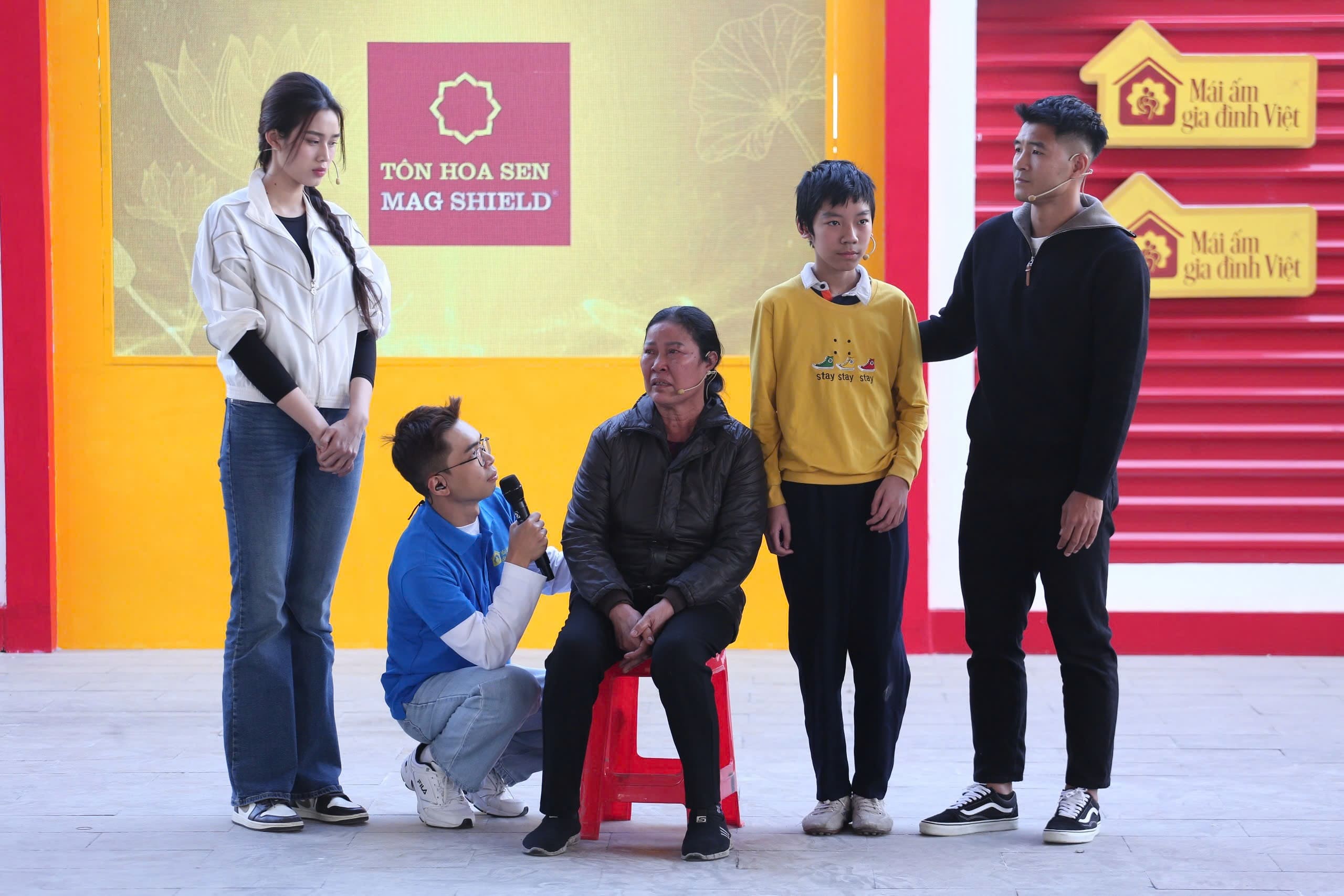 Hà Đức Chinh rơi nước mắt tại “Mái ấm gia đình Việt” khi nhớ về tuổi thơ mất cha - 2