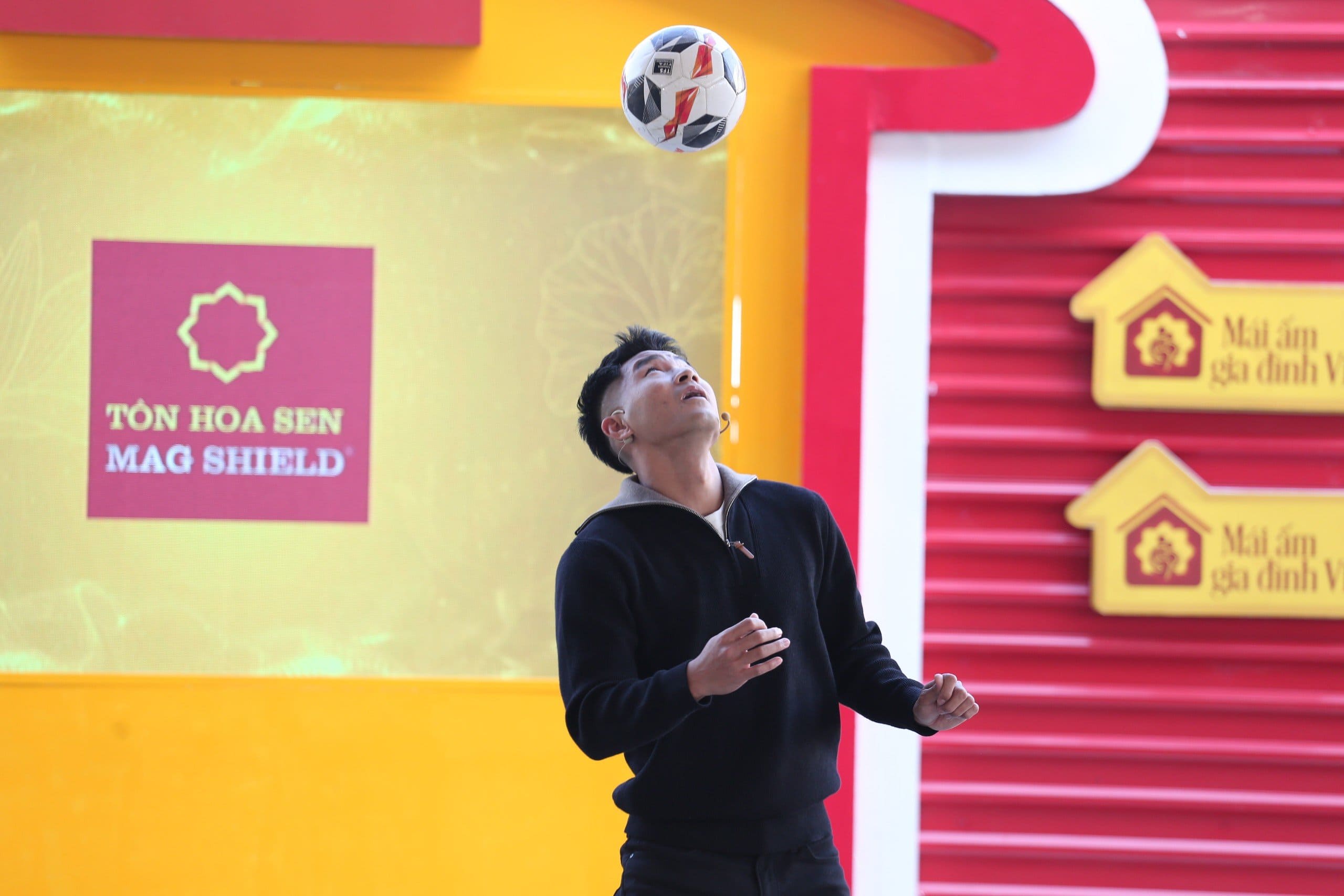 Hà Đức Chinh rơi nước mắt tại “Mái ấm gia đình Việt” khi nhớ về tuổi thơ mất cha - 4