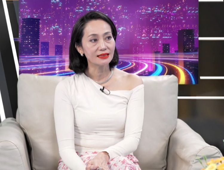 NSƯT Hạnh Thúy thừa nhận từng có suy nghĩ chọn ngày giờ sinh tốt nhất cho con nhưng bác sĩ phản đối