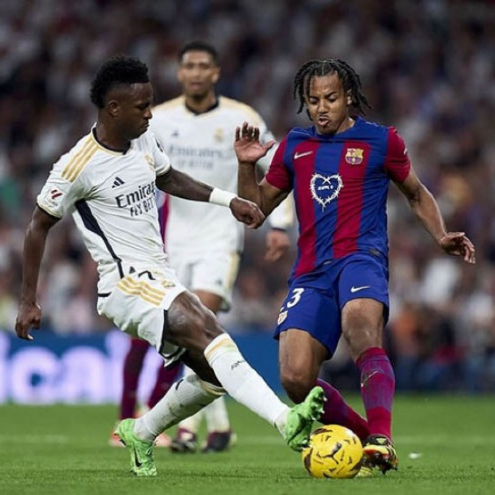  - Chùm ảnh nâng cúp Siêu kinh điển: Real Madrid hay Barcelona lên ngai vàng?